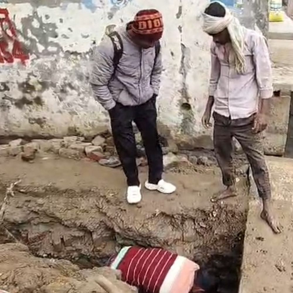 बागपत में घनश्याम दास मार्ग पर मरम्मत कार्य शुरू:स्थानीय लोगों और मेडिकल एसोसिएशन की शिकायत पर हुई कार्रवाई