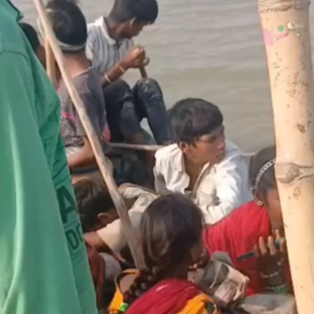 गोगरी में ओवरलोड नाव से गंगा पार कर रहे लोग:हादसे का खतरा, लोग बोले- एक दशक से समाधान की मांग कर रहे