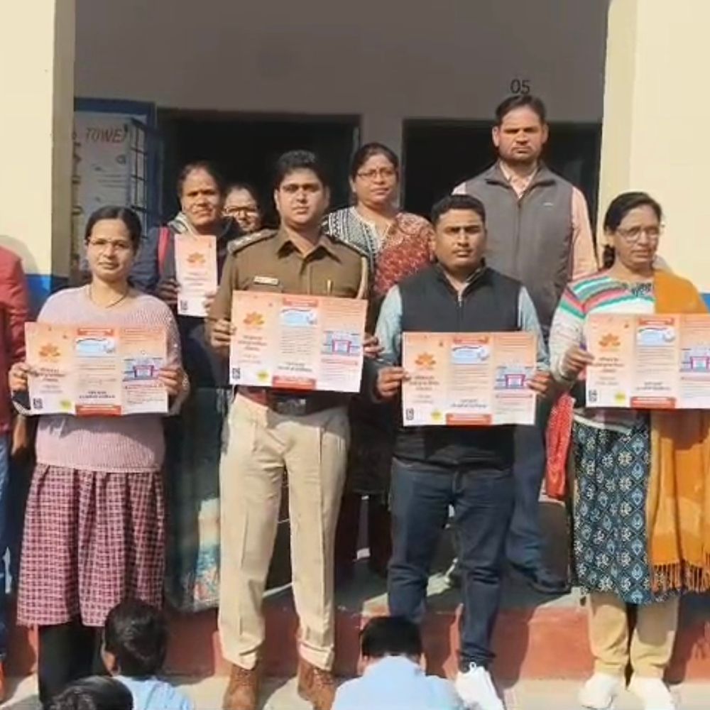 धौलपुर में सड़क सुरक्षा अभियान के तहत जागरूकता कार्यक्रम:छात्रों को यातायात नियमों और गोल्डन आवर्स की जानकारी दी