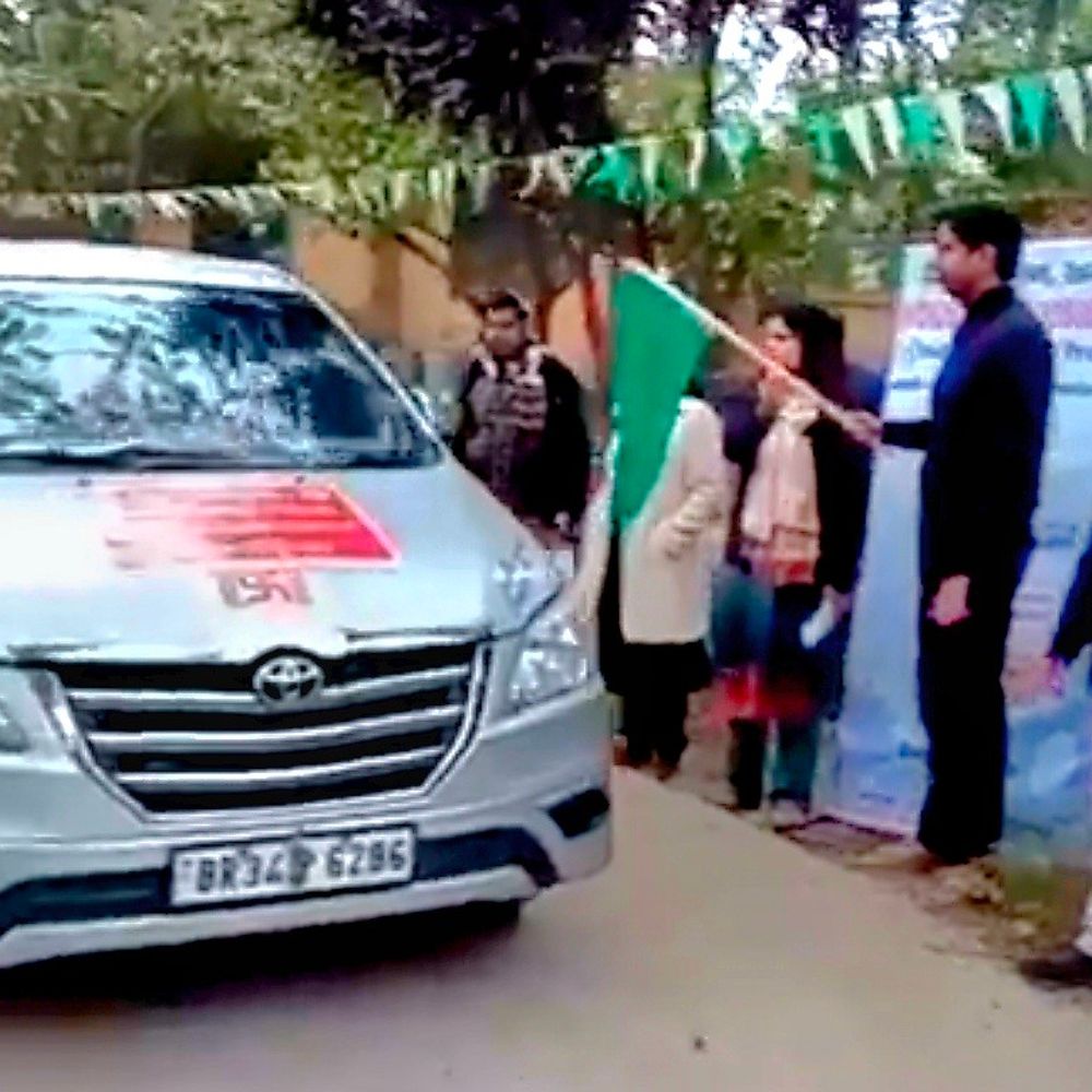 खगड़िया से उद्यमियों का दल औद्योगिक भ्रमण पर रवाना:विकसित क्षेत्रों की कार्यप्रणाली समझने के लिए ‘एक्सपोजर टूर’