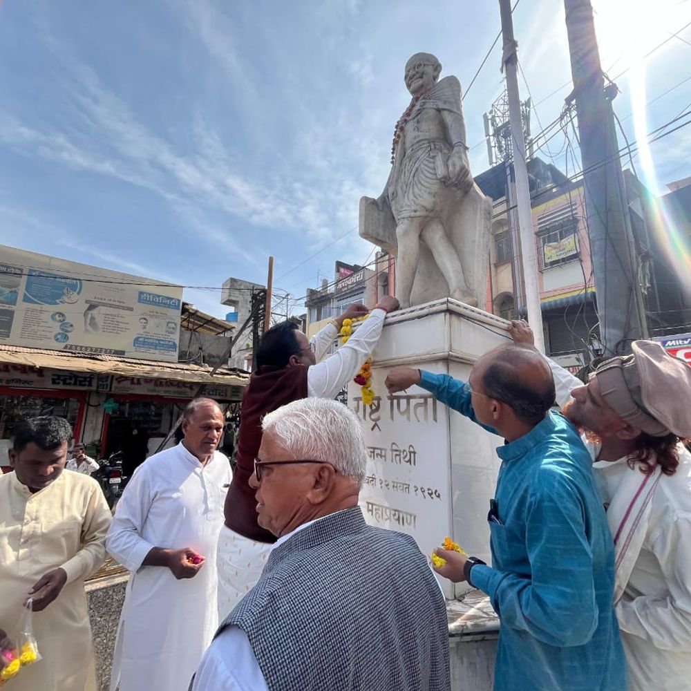 मनरेगा नाम बदलने के खिलाफ बुरहानपुर कांग्रेस का प्रदर्शन:गांधी प्रतिमा के पास भाजपा सरकार पर गरीबों के अधिकार छीनने का आरोप लगाया