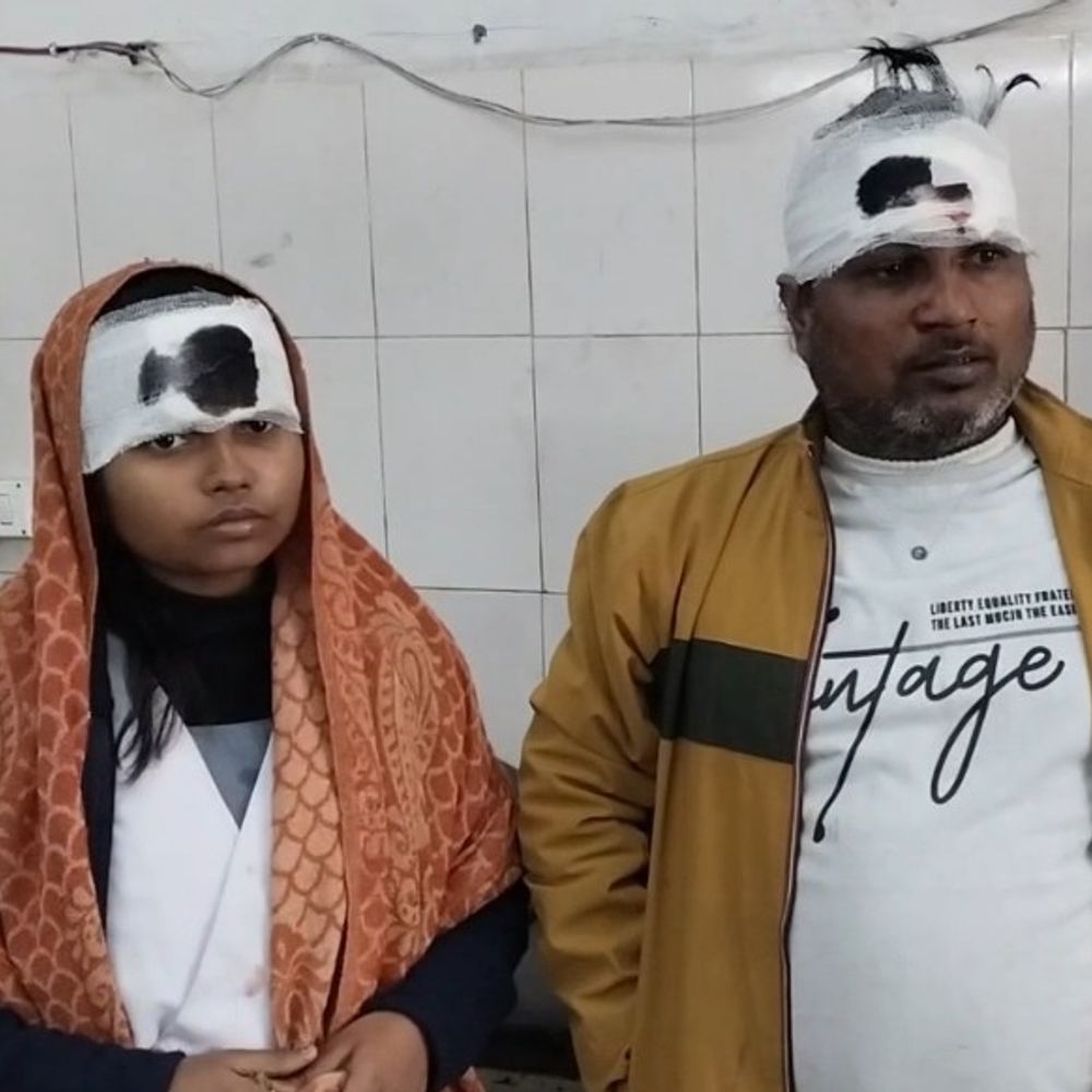 ई-रिक्शा को बालू भरे ट्रैक्टर ने मारी टक्कर:कासगंज में स्कूल जा रही दो छात्राओं समेत तीन घायल, अस्पताल में भर्ती