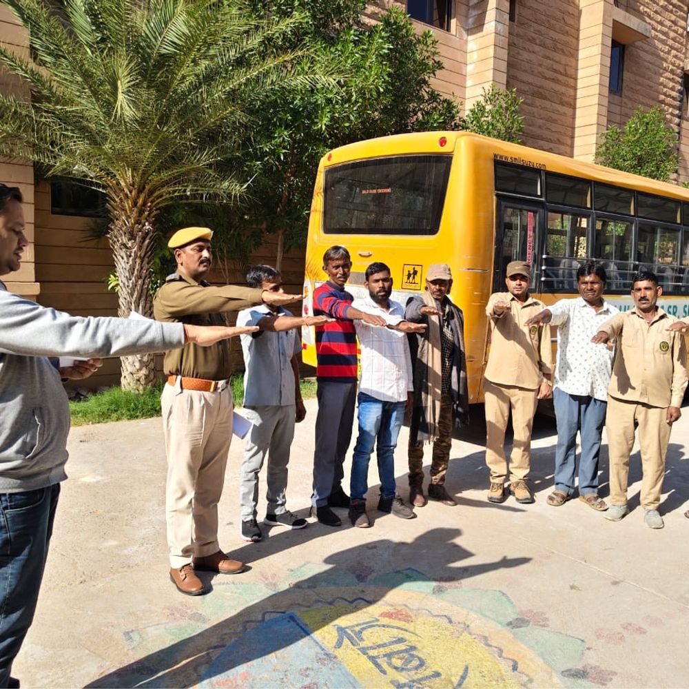 बालोतरा में बालवाहिनी चालकों को नियम बताएं:परिवहन निरीक्षक ने दिलाई सड़क सुरक्षा की शपथ, सुशासन पखवाड़े के तहत जागरूकता अभियान
