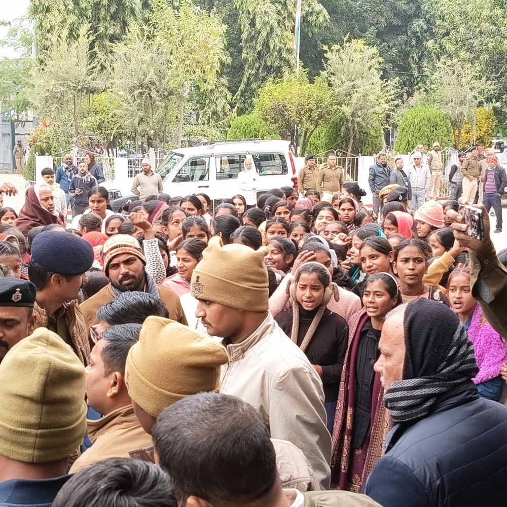 शिवहर में छात्राओं से बदसलूकी का मामला:प्रोजेक्ट बालिका विद्यालय की स्टूडेंट्स-पेरेंट्स ने समाहरणालय घेरा, शिक्षक पर आरोप