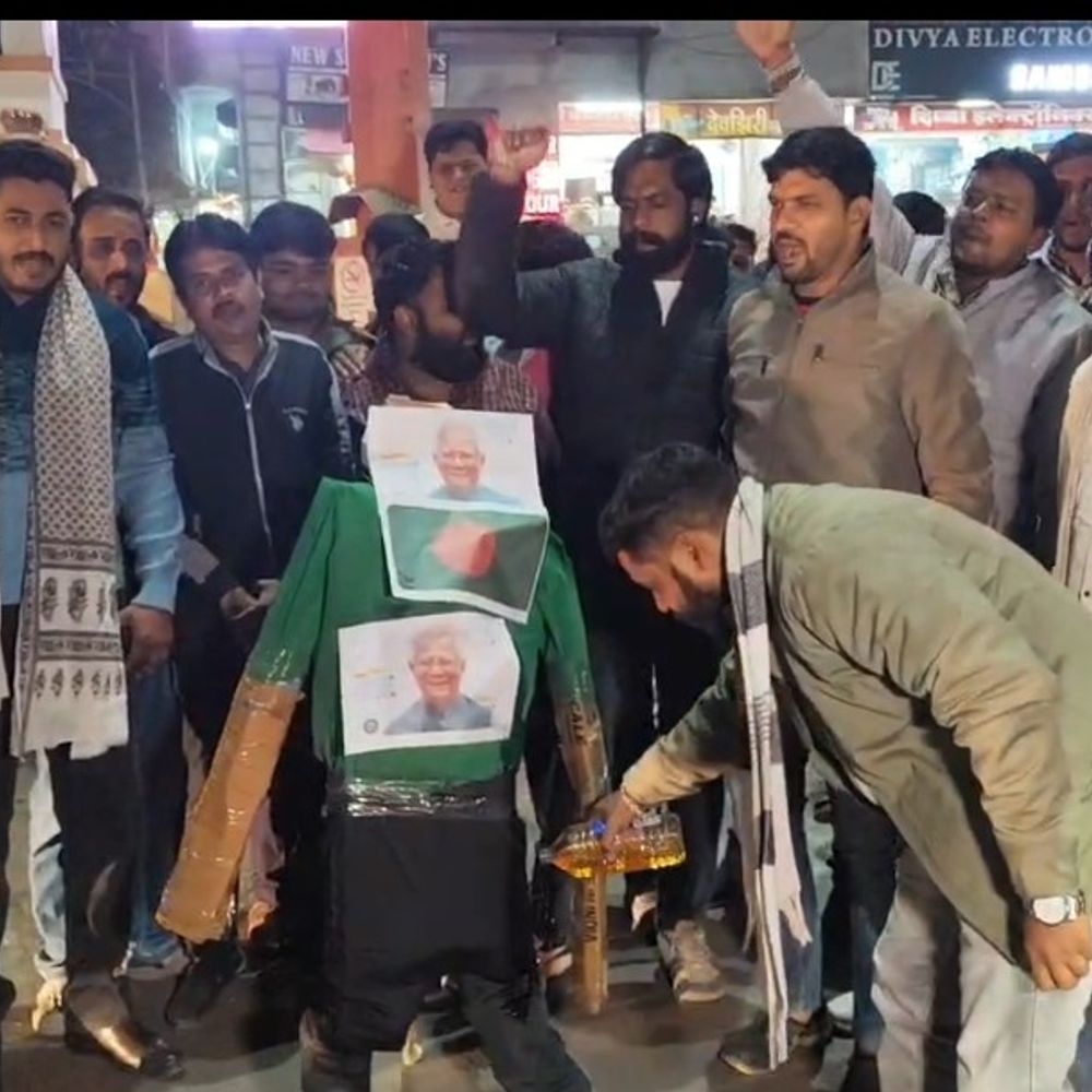 झाबुआ में बांग्लादेश के खिलाफ प्रदर्शन:हिंदुओं पर अत्याचार के विरोध में बजरंग दल और सनातनी युवाओं ने जलाया पुतला