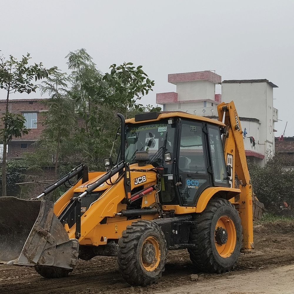 शिवहर के कुशहर गांव में बुलडोजर की कार्रवाई:अतिक्रमण के खिलाफ जारी एक्शन के तहत झोपड़ियां तोड़ीं, परिवार बेघर