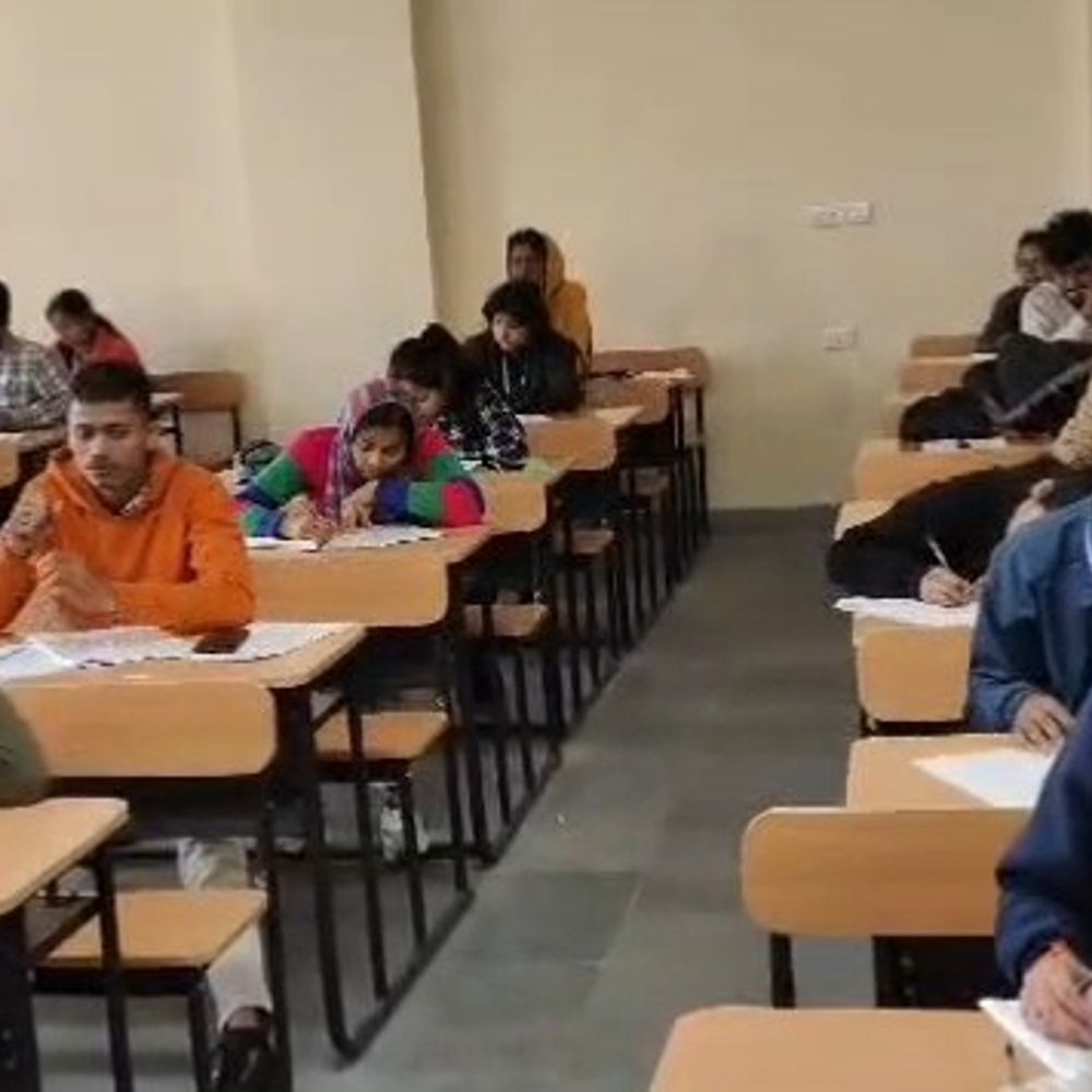 पश्चिम चंपारण में 31 दिसंबर तक स्कूल-कोचिंग बंद:ठंड और शीतलहर के कारण डीएम ने दिया आदेश, घरों में दुबके लोग