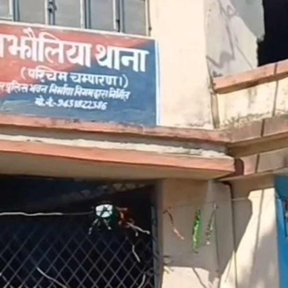 छेड़खानी की शिकायत पर देवर-भाभी से मारपीट:बेतिया में आरोपियों ने घर में घुसकर किया हमला, 40 हजार लूटे