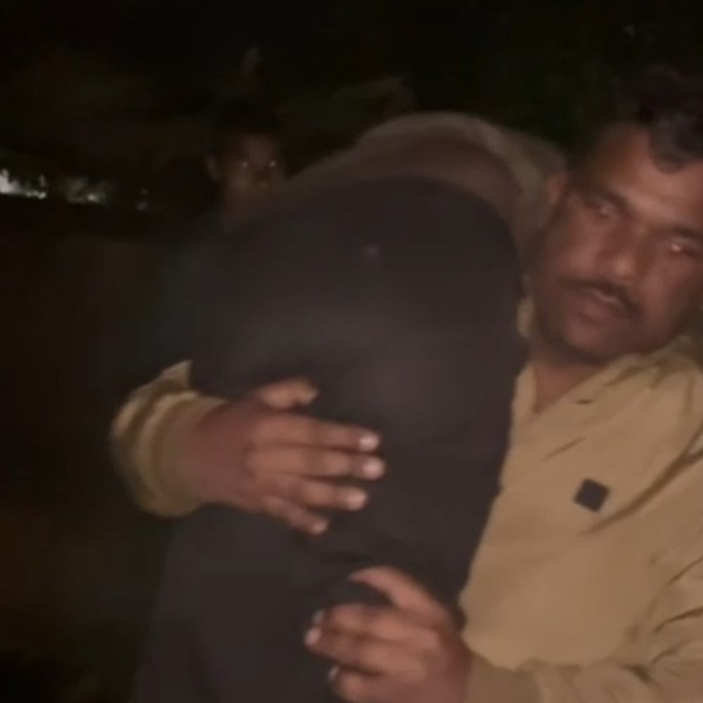 घायल युवक को पुलिस ने कंधे पर पहुंचाया अस्पताल:एसपी बोले -‘घायल पीड़ितों की मदद करना पुलिसकर्मियों का कर्तव्य’