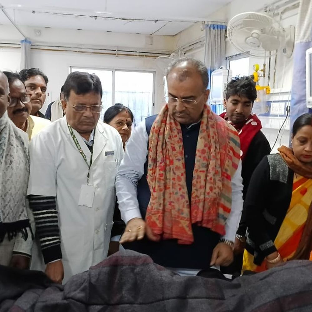 सीवान में अटल स्मृति दिवस:सदर अस्पताल में श्रद्धांजलि, मरीजों के बीच कंबल-फल वितरण