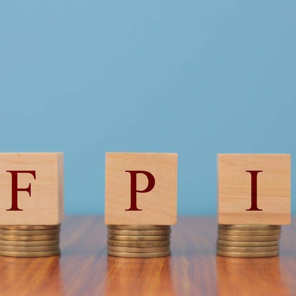 विदेशी-निवेशकों ने 7 दिन में बाजार से ₹11,820 करोड़ निकाले:रुपए में गिरावट इसकी वजह; घरेलू निवेशकों की ₹19,783 करोड़ की खरीद से संभला बाजार