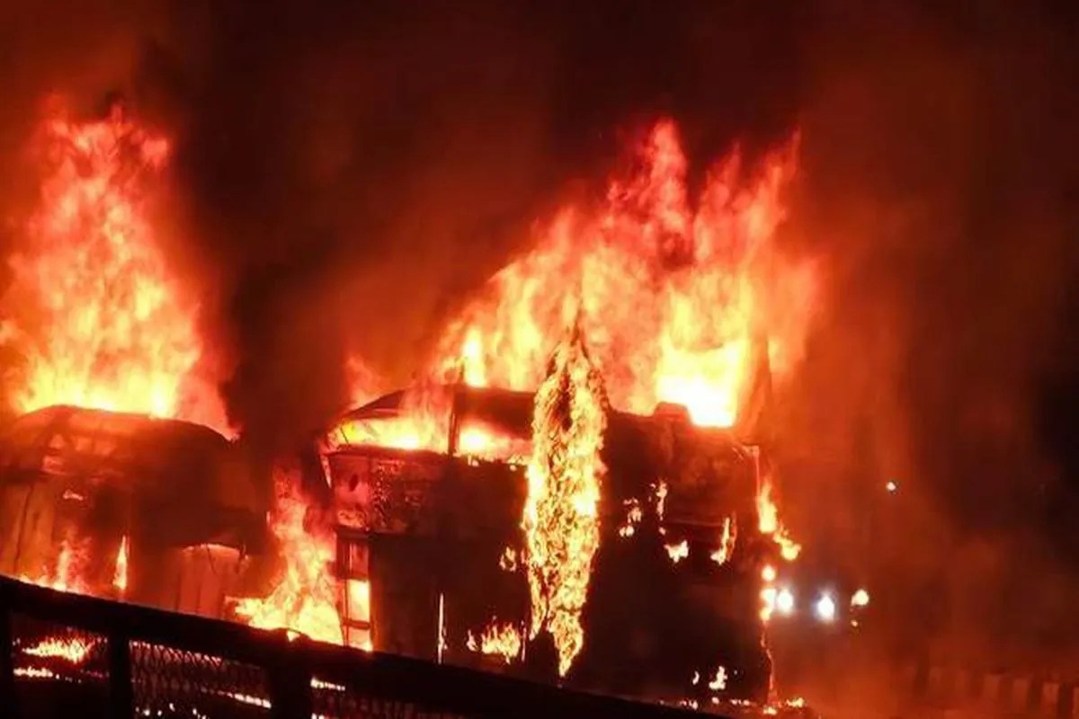 कर्नाटक के चित्रदुर्ग में भीषण सड़क हादसा, स्लीपर बस में लगी आग, कम से कम 17 की मौत की आशंका