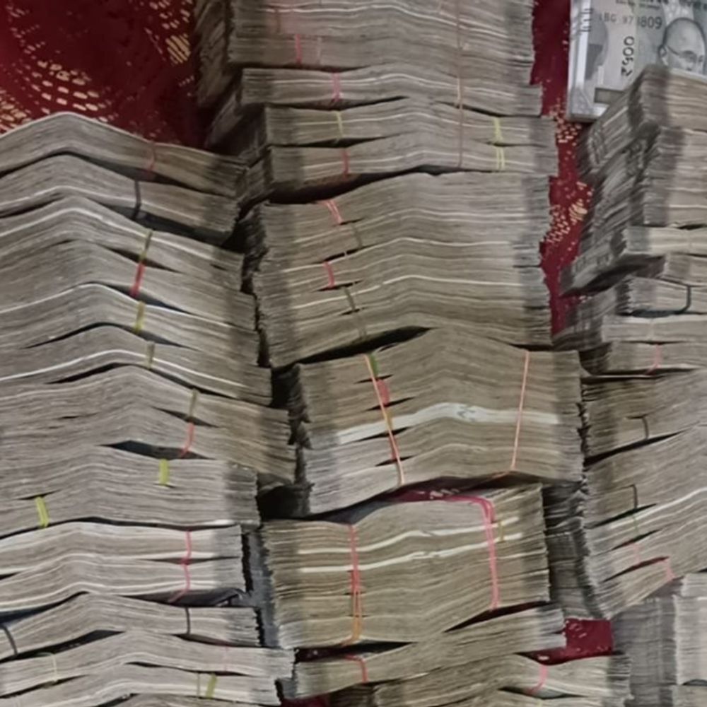 रक्षा मंत्रालय में पोस्टेड लेफ्टिनेंट कर्नल रिश्वत लेते गिरफ्तार:CBI ने 2.36 करोड़ जब्त किए; एक अन्य व्यक्ति भी अरेस्ट