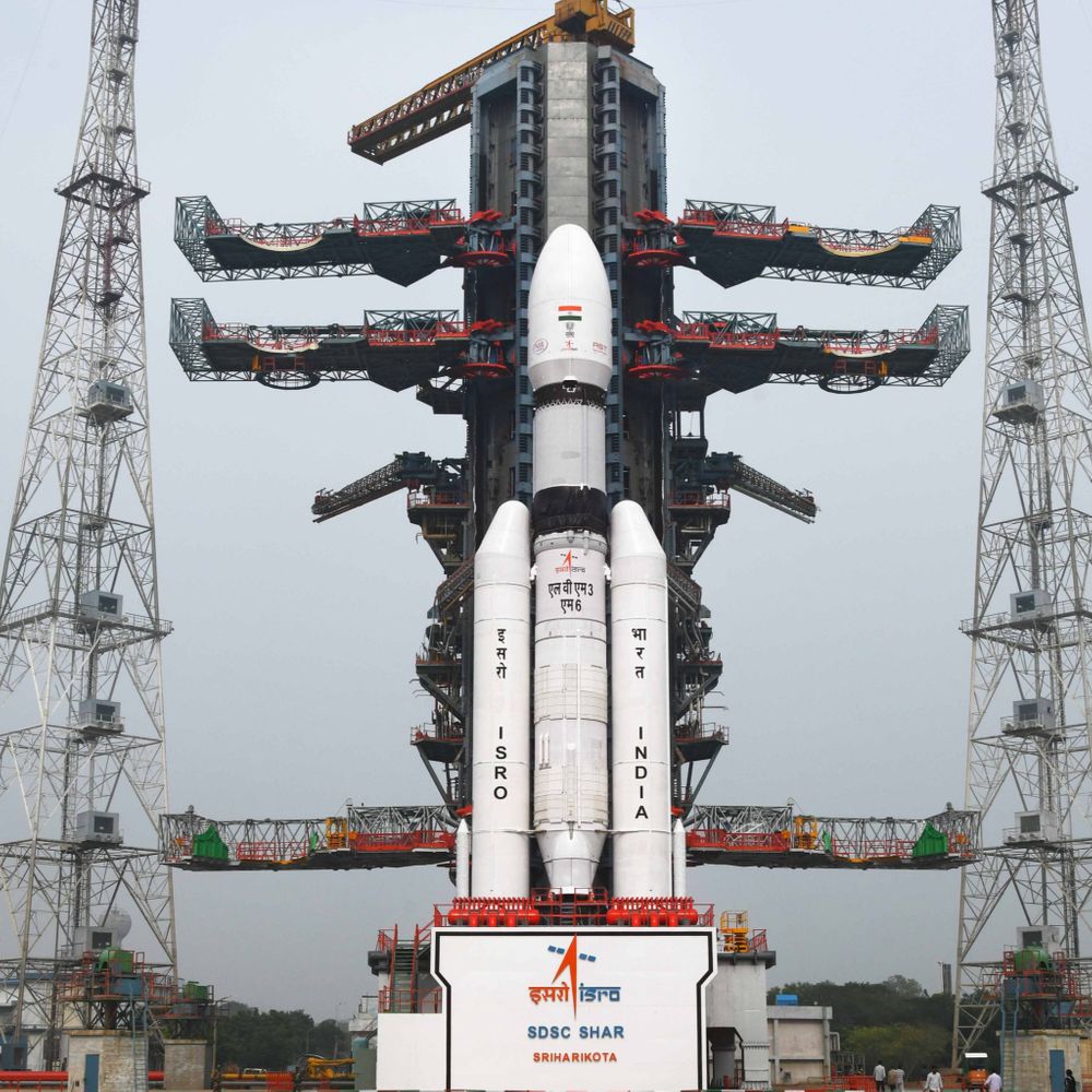 ISRO आज श्रीहरिकोटा से कम्युनिकेशन सैटेलाइट लॉन्च करेगा:अंतरिक्ष से स्मार्टफोन से कॉल हो सकेगी; आधे फुटबॉल मैदान बराबर एंटीना होगा