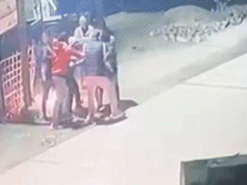 शिवपुरी में आग ताप रहे युवक का अपहरण:बदमाश कट्टे की नोक पर कार में ले गए, कुछ घंटे बाद छोड़ा; CCTV में घटना कैद