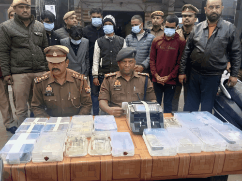 अलीगढ़ में पकड़ा अंतरराज्यीय टप्पेबाज गिरोह:चार गुना रुपए का झांसा देकर लोगों को थामा देते हैं चूरन वाले बच्चों के नोट, दिल्ली–लखनऊ से चलता है नेटवर्क
