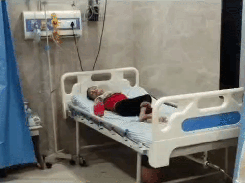 गोरखपुर ओरियन मॉल की तीसरी मंजिल से गिरा बच्चा:हालत गंभीर, घूमने गया था परिवार, अचानक संतुलन खो बैठा मासूम