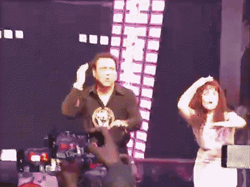 किसी डिस्को में जाए…गाने पर गोविंदा ने लगाए ठुमके:आगरा में DID कंटेस्टेंट ऋषिका ने भी किया डांस, फैंस के साथ केक काटा