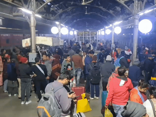 कोहरे के कारण ट्रेनें लेट, परीक्षार्थी होते रहे परेशान:कानपुर सेंट्रल पर देरी से पहुंची 47 ट्रेनें, ग्रुप-डी की परीक्षा देने जा रहे थे युवा