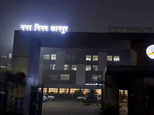 अलाव के लिए सप्लाई कर रहे थे गीली लकड़ी:कानपुर में नगर निगम ने की कार्रवाई, फर्म पर लगा 3 लाख जुर्माना; न सुधरे तो होंगे ब्लैक लिस्ट