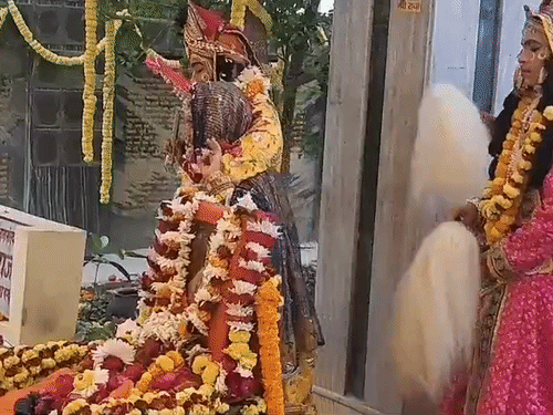 गोरखपुर में राधा बाबा जन्मोत्सव की धूम:गीता वाटिका में उमड़ा आस्था का सैलाब, आरती, पद गायन, बधाई गीत से भक्तिमय हुआ माहौल