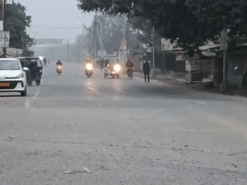 कानपुर में बर्फीली हवाएं बढ़ा रहीं ठिठुरन:रात का तापमान बढ़ा, वंदे भारत 11 व तेजस नौ घंटे देरी से सेंट्रल पहुंची