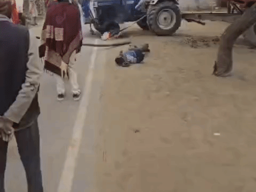 हाईटेंशन तार की चपेट में आया युवक, झुलसकर मौत:करंट से हाथ पैर जलकर गले, ट्रैक्टर से मिट्टी गिराते समय हुआ हादसा