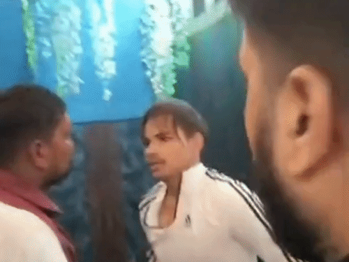 हिंदू संगठनों के कार्यकर्ताओं ने प्रेमी युगल को पीटा:गाजियाबाद में युवक हाथ जोड़ता रहा, अर्धनग्न हालत में यूवती से भी बदसलूकी