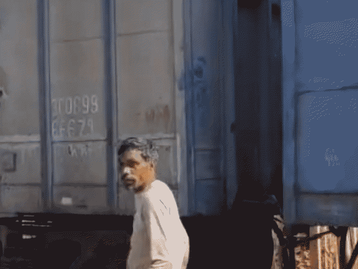 पोहरी में क्रॉसिंग पर चलती ट्रेन के पास स्टंट:शिवपुरी में चाय की दुकान के पास छात्र से मारपीट; VIDEO सामने आए