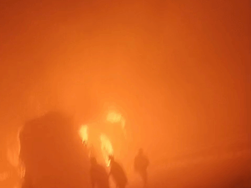 यमुना एक्सप्रेस-वे पर 4 बस, 1 कार में भीषण आग:मथुरा में घने कोहरे में टकराईं गाड़ियां, रेस्क्यू जारी