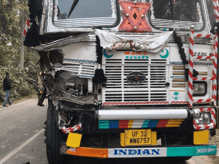 ट्रैक्टर दो हिस्सों में बंटा:औरास में पेट्रोल पंप के सामने ट्रैक्टर-ट्रक की आमने-सामने टक्कर