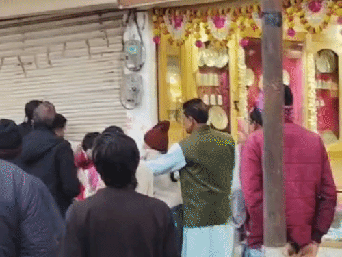 महोबा में चांदी के छल्ले की खरीद को लेकर विवाद:ज्वेलरी शॉप में दुकानदार और महिला ग्राहक के मोल-भाव में मारपीट