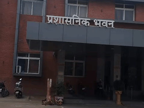 बीमा भुगतान की फाइल दबाने वाला बाबू सस्पेंड:कानपुर में नगर आयुक्त ने की कार्रवाई, सालों से स्वास्थ्य विभाग में जमे 26 बाबू भी हटाए गए