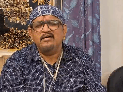 अभिजीत घोषाल के सुरों में सुन सकेंगे ‘गीता’:प्रयागराज पहुंचे पार्श्व गायक, बोले- संस्कृत के श्लोकों का सरल रूप में गाना है