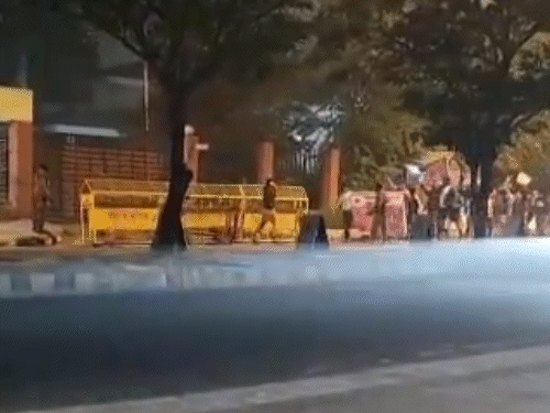 भारत में बांग्लादेश हाईकमीशन के बाहर प्रदर्शन:हिंदू युवक की हत्या का विरोध, विदेश मंत्रालय बोला- प्रदर्शन शांतिपूर्ण; ढाका ने कहा- हकीकत कुछ और