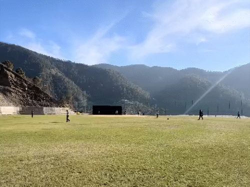 शिमला के 3 दोस्तों ने पहाड़ काटक​​​​​​​र क्रिकेट स्टेडियम बनाया:प्रो-HPCL का चौथा सीजन यही खेला जाएगा; 90 बीघा में 120 मीटर लंबा ग्राउंड तैयार