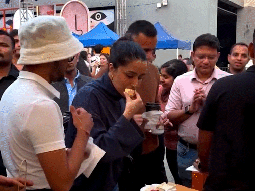 रूमर्ड बॉयफ्रेंड पर पब्लिकली प्यार लुटाती दिखीं श्रद्धा कपूर:भीड़ के सामने राहुल मोदी को खिलाई मिठाई, फैंस ने कहा क्यूट कपल