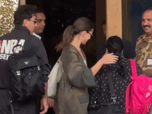 न्यू ईयर वेकेशन पर निकले रणबीर–आलिया:एयरपोर्ट पर एक्टर क्लीन-शेव अवतार में नजर आए