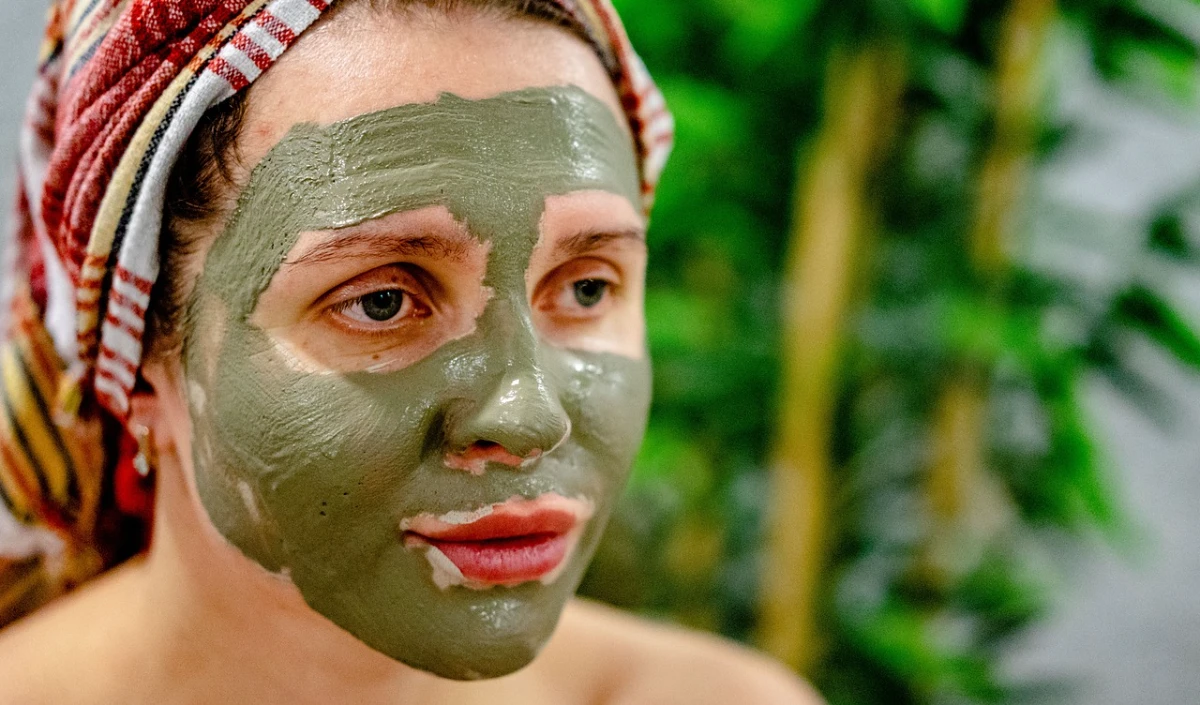 घरेलू फेशियल से पाएं पार्लर जैसा निखार, पैसे भी बचें और त्वचा भी दमके!