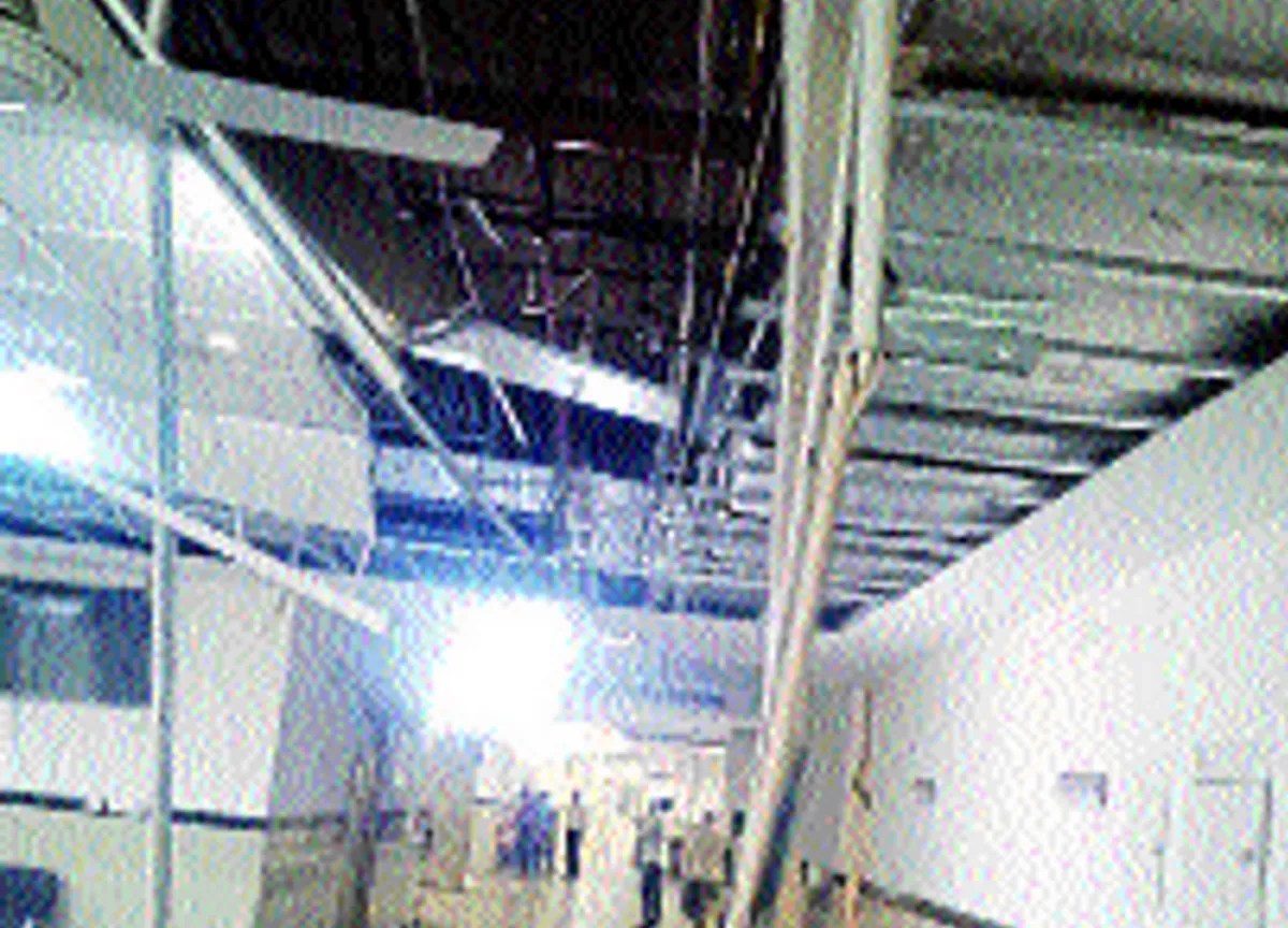 सुपर स्पेशियलिटी में 6 माह से सुविधाएं बदहाल, लिफ्ट बंद, फॉल्स सीलिंग टूटी; मरीज और परिजन परेशान