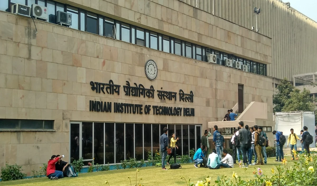 IIT Placements 2025: ऑफर रद्द करने वाली 20 से ज्यादा कंपनियां बैन, छात्रों को बड़ा झटका