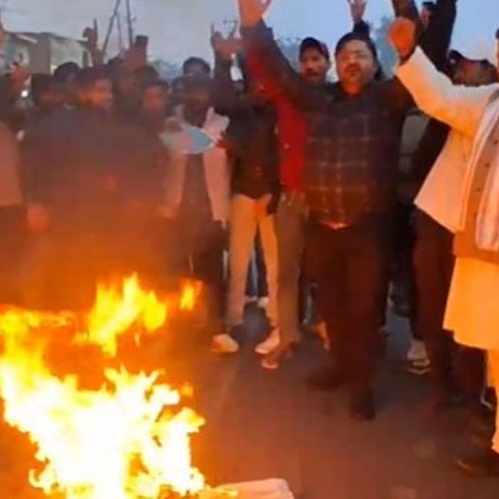 बजरंग दल ने बांग्लादेश के खिलाफ धरना प्रदर्शन किया:बांग्लादेश के खिलाफ नारेबाजी करते हुए पीएम यूनुस का पुतला फूंका