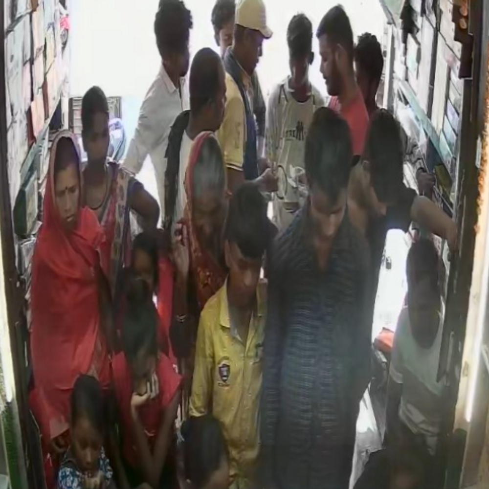 पूर्णिया में कपड़ा दुकान में घुसकर लूटपाट:दुकानदार समेत तीन पर चाकू से जानलेवा हमला; एक पकड़ाया, दूसरा कैश लेकर फरार