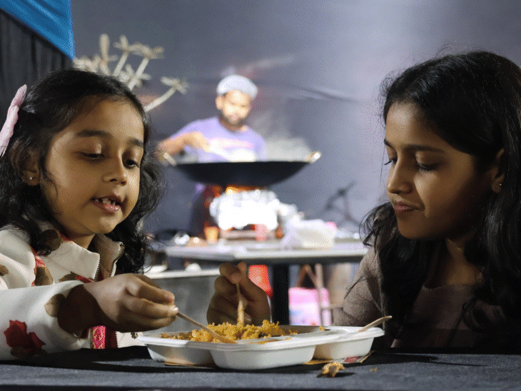फूड फेस्टिवल ऑफ इंडिया….रायपुरियंस ने लिया स्वाद का आनंद:मखनी सॉस ने बढ़ाया पोटैटो ट्विस्टर का टेस्ट, ठंड में लोगों ने चखा फरा और पाव-भाजी