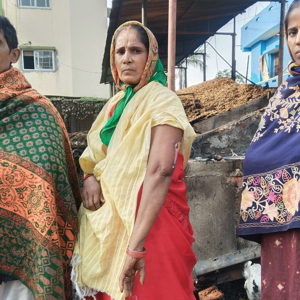 औरंगाबाद में खटाल में लगी आग, महिला झुलसी:मवेशी भी आग की चपेट में आएं, पीड़ित बोले- मनचलों ने पेट्रोल छिड़का