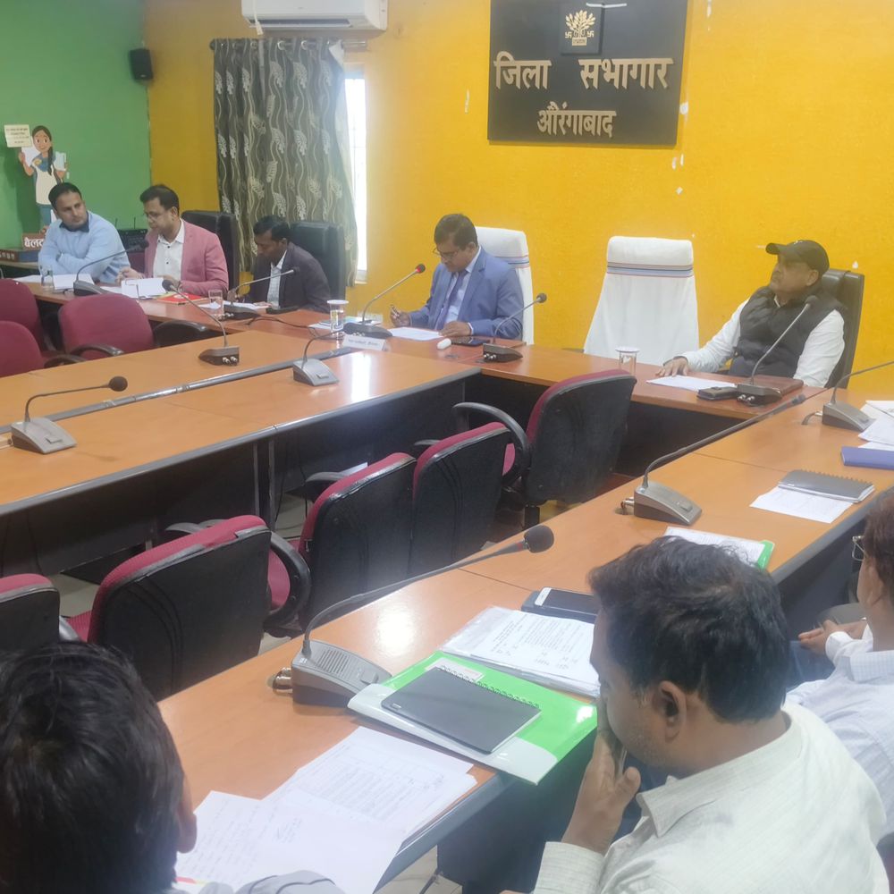 औरंगाबाद में लंबित परियोजनाओं की भूमि अधिग्रहण प्रगति की समीक्षा:डीएम ने कार्यों में तेजी लाने के दिए निर्देश, प्रोजेक्ट्स की वर्तमान स्थिति पर भी चर्चा की
