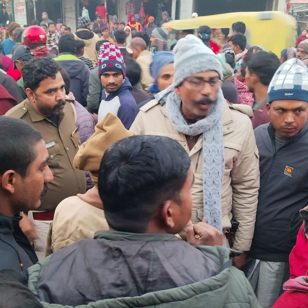 पूर्णिया में कोहरे के कारण हादसा, तीन जख्मी:बेकाबू बाइक पैदल चल रही दो महिला से टकराई, बाजार से पैदल लौट रहीं थीं दोनों