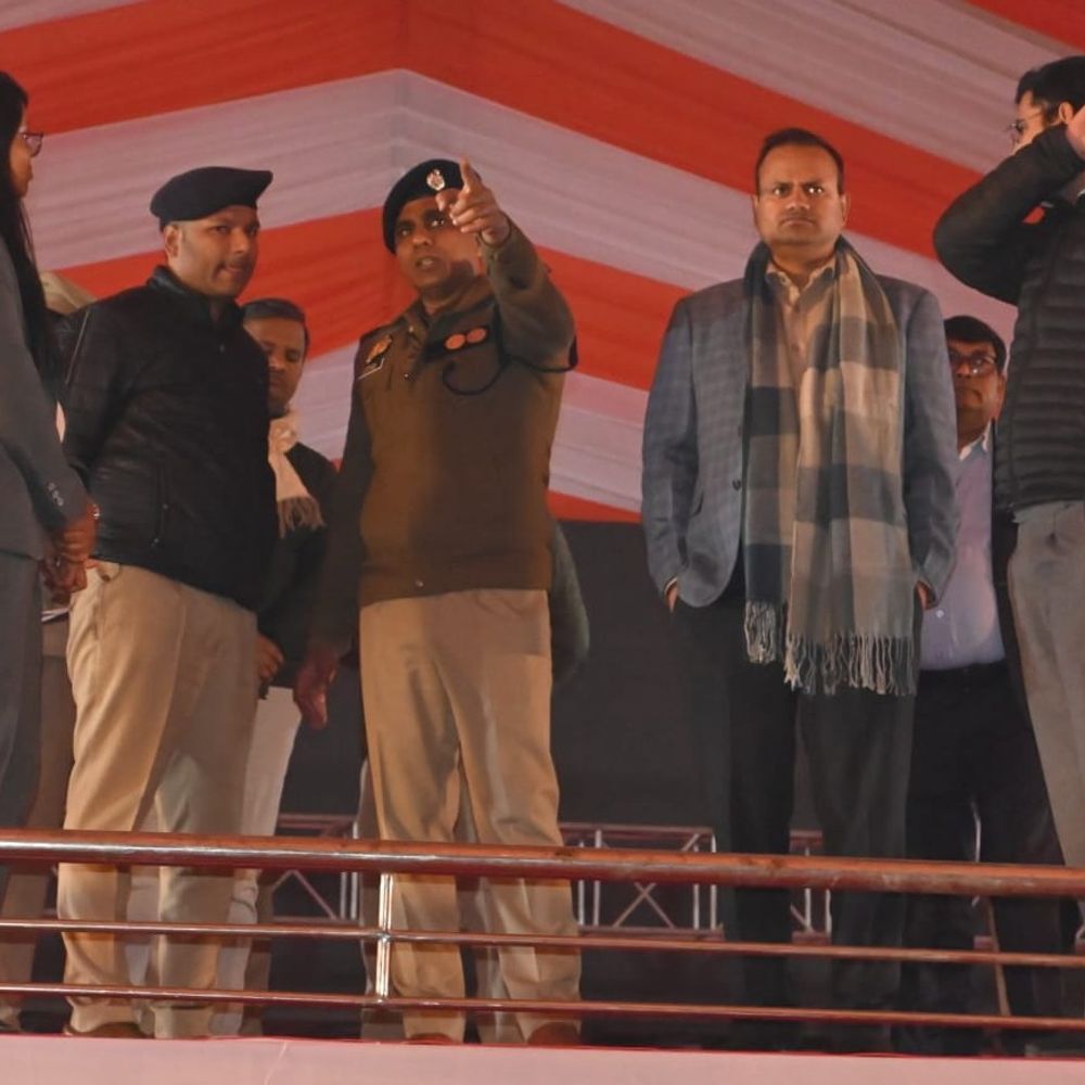 आजमगढ़ महोत्सव का आज से होगा शुभारंभ:देर रात जिले के अधिकारियों ने लिया तैयारियों का जायजा दिए गए निर्देश