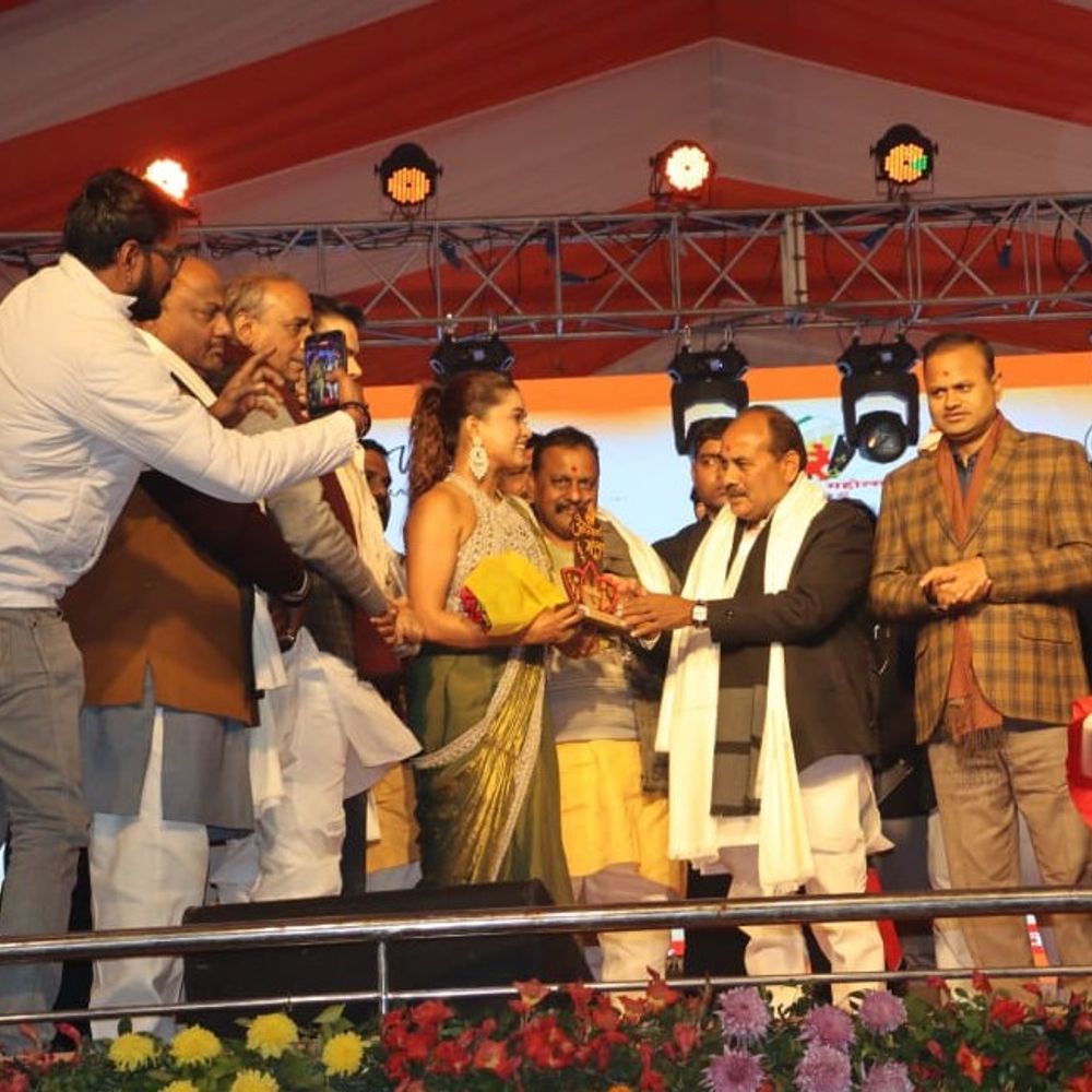 भोजपुरी कलाकार अरविंद अकेला और डिंपल ने दी शानदार प्रस्तुति:आजमगढ़ महोत्सव का हुआ समापन सरकार के मंत्री दारा सिंह बोले समाज की बुनियाद है भोजपुरी भाषा