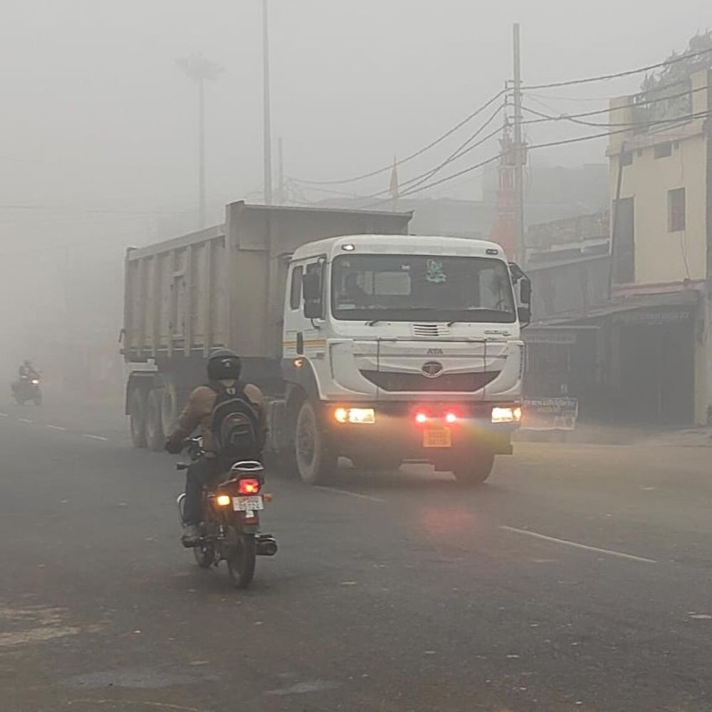 आजमगढ़ में भीषण सर्दी के साथ घना कोहरा:जिला प्रशासन ने दिए जगह-जगह अलाव जलाने के निर्देश लाइट जला कर चल रही है गाड़ियां